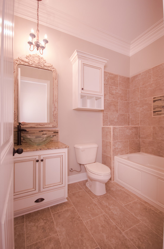 Exempel på ett klassiskt badrum, med släta luckor, en dusch/badkar-kombination, beige kakel, mosaik, beige väggar, klinkergolv i porslin, ett fristående handfat och granitbänkskiva