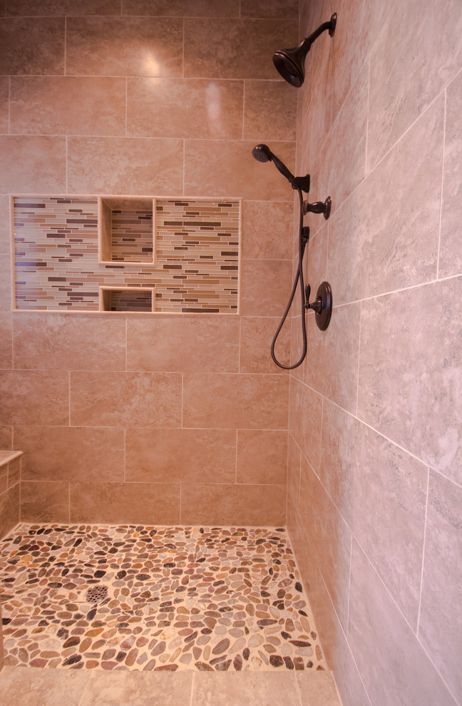 Foto di una stanza da bagno padronale tradizionale con vasca da incasso, doccia ad angolo, piastrelle beige, piastrelle a mosaico, pareti beige, pavimento in gres porcellanato e lavabo sottopiano