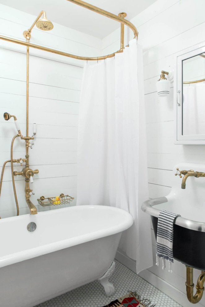 Свежая идея для дизайна: ванная комната в морском стиле с ванной на ножках, душем над ванной, белыми стенами, полом из мозаичной плитки, подвесной раковиной, белым полом, шторкой для ванной, тумбой под одну раковину и стенами из вагонки - отличное фото интерьера