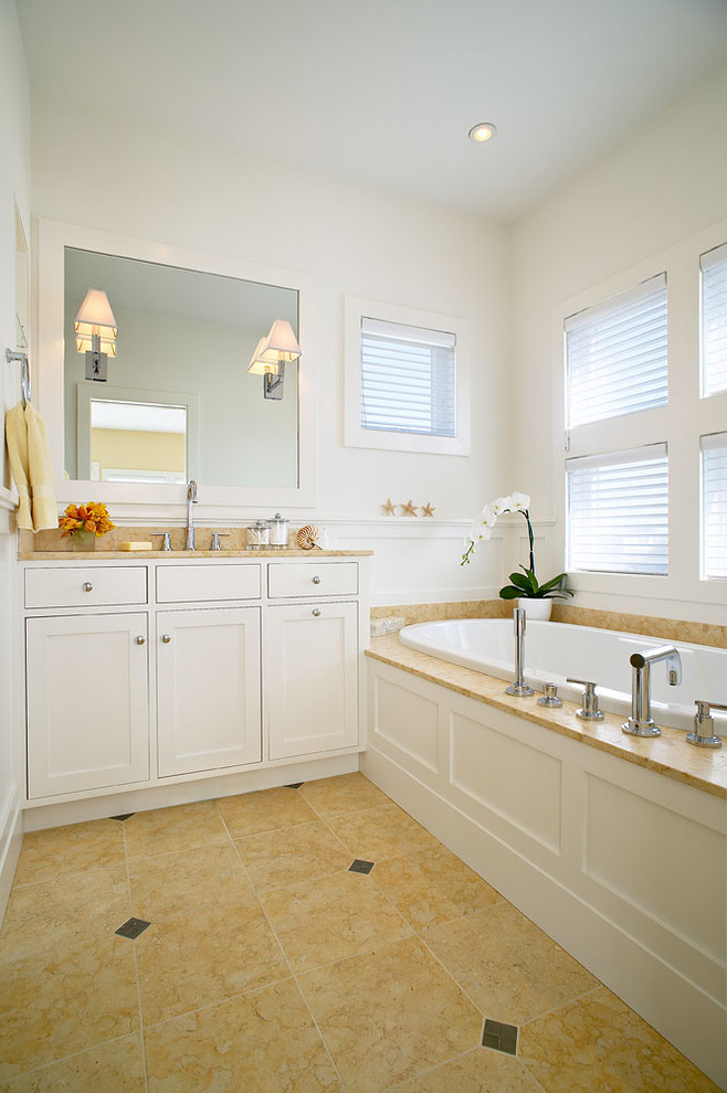 Diseño de cuarto de baño rectangular marinero con armarios estilo shaker, puertas de armario blancas, bañera encastrada y baldosas y/o azulejos beige