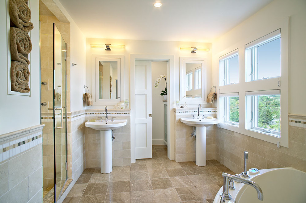 Стильный дизайн: ванная комната в морском стиле с угловой ванной - последний тренд