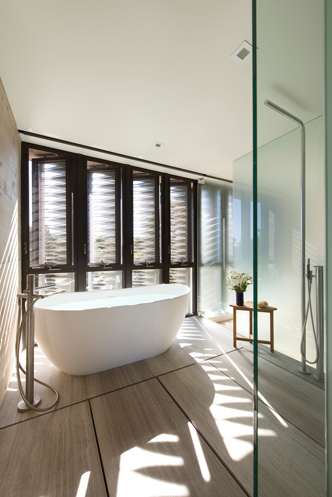 Mittelgroßes Badezimmer En Suite mit freistehender Badewanne in New York