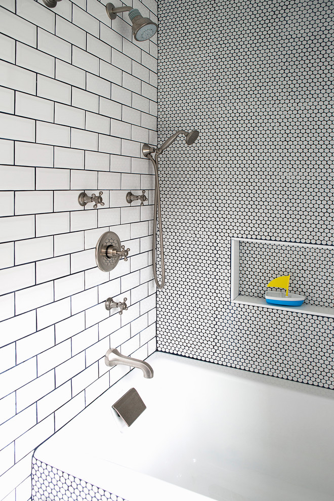 Imagen de cuarto de baño infantil ecléctico pequeño con bañera encastrada, baldosas y/o azulejos blancos, paredes blancas y suelo de baldosas de cerámica