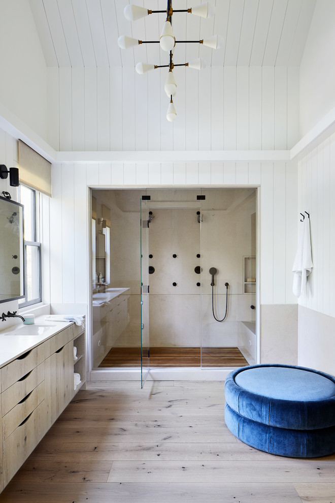 Идея дизайна: главная ванная комната в морском стиле с плоскими фасадами, светлыми деревянными фасадами, душем в нише, белыми стенами, светлым паркетным полом, врезной раковиной, бежевым полом, душем с распашными дверями и белой столешницей