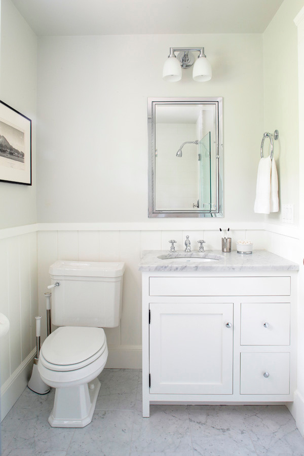 Inspiration för små klassiska badrum med dusch, med skåp i shakerstil, vita skåp, en dusch i en alkov, en toalettstol med separat cisternkåpa, grå väggar, marmorgolv, ett undermonterad handfat och granitbänkskiva