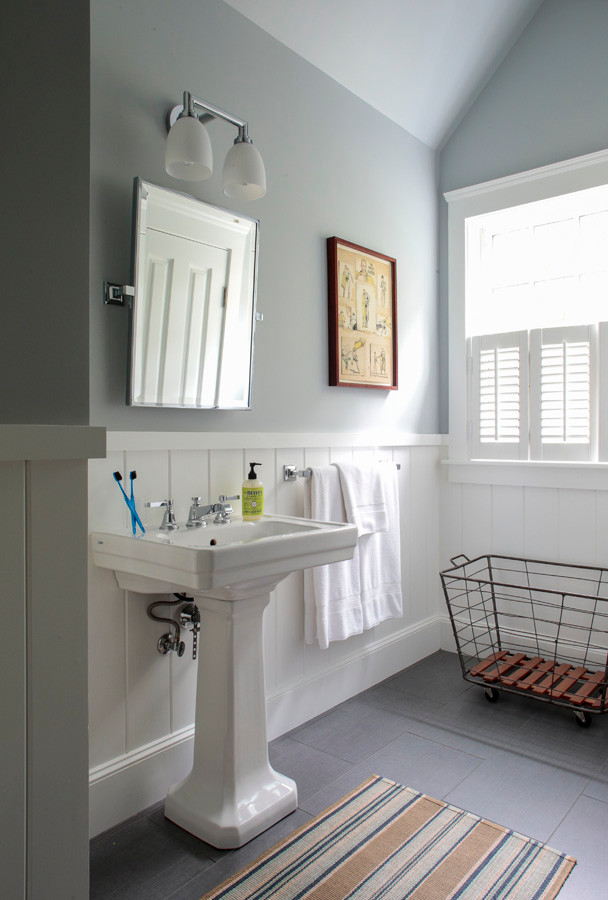 Diseño de cuarto de baño tradicional de tamaño medio con armarios abiertos, paredes grises, suelo de baldosas de porcelana, aseo y ducha y lavabo con pedestal
