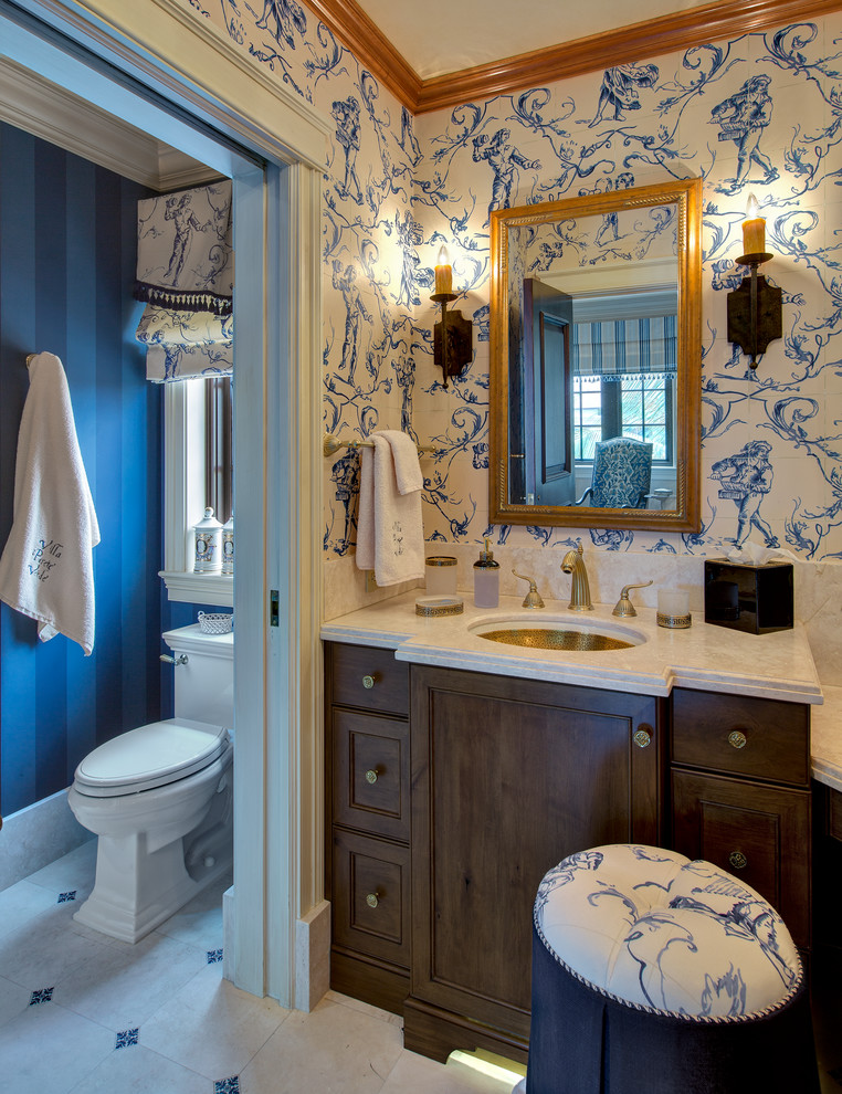 Idées déco pour une salle de bain classique en bois foncé de taille moyenne avec un lavabo encastré, un placard avec porte à panneau encastré, un plan de toilette en granite, WC séparés, un mur bleu et un sol en carrelage de porcelaine.
