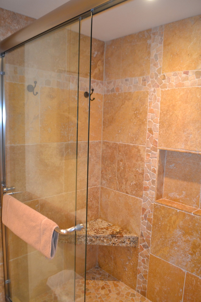 Foto de cuarto de baño de estilo americano de tamaño medio con ducha empotrada, sanitario de dos piezas, baldosas y/o azulejos beige, paredes beige, suelo de baldosas de terracota y aseo y ducha