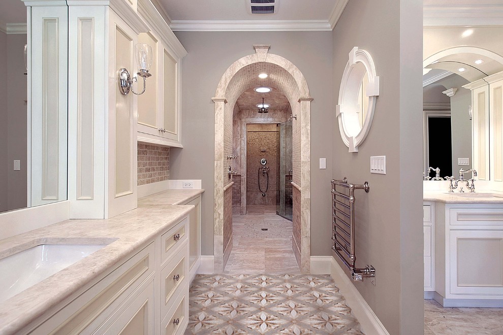 Idéer för stora vintage en-suite badrum, med luckor med infälld panel, dusch med gångjärnsdörr, vita skåp, en kantlös dusch, brun kakel, stenkakel, grå väggar, mosaikgolv, ett undermonterad handfat, marmorbänkskiva och flerfärgat golv