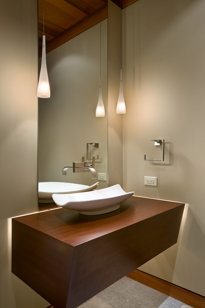 На фото: ванная комната в стиле модернизм с ванной в нише