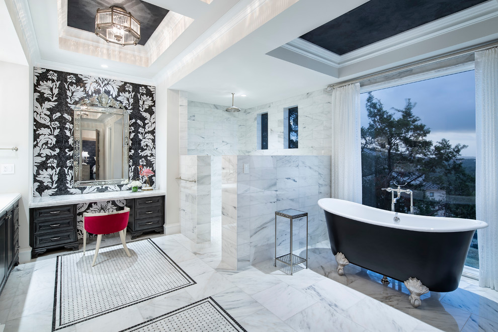 Стильный дизайн: огромная главная ванная комната в стиле неоклассика (современная классика) с ванной на ножках, угловым душем, мраморной плиткой, мраморным полом, мраморной столешницей, открытым душем, фасадами с утопленной филенкой, черными фасадами, белыми стенами, белым полом и белой столешницей - последний тренд