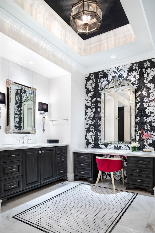 Idéer för mycket stora vintage en-suite badrum, med marmorbänkskiva