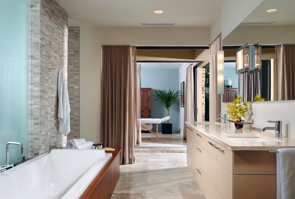 Modern inredning av ett en-suite badrum, med beige skåp, beige kakel, beige väggar och travertin golv
