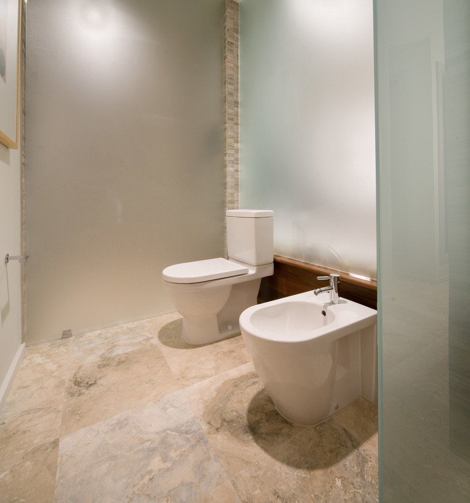 Imagen de cuarto de baño principal contemporáneo con bidé y baldosas y/o azulejos beige