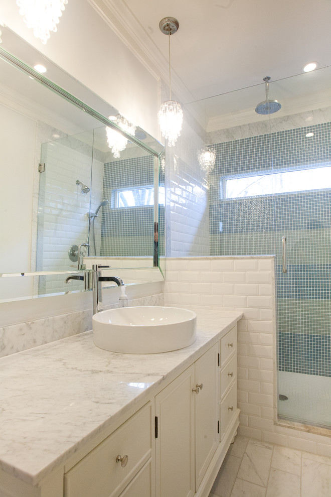 Exemple d'une salle de bain moderne de taille moyenne avec un placard avec porte à panneau encastré, des portes de placard blanches, un carrelage blanc, du carrelage en marbre, un mur blanc, un sol en marbre, une vasque, un plan de toilette en marbre, un sol blanc et une cabine de douche à porte battante.