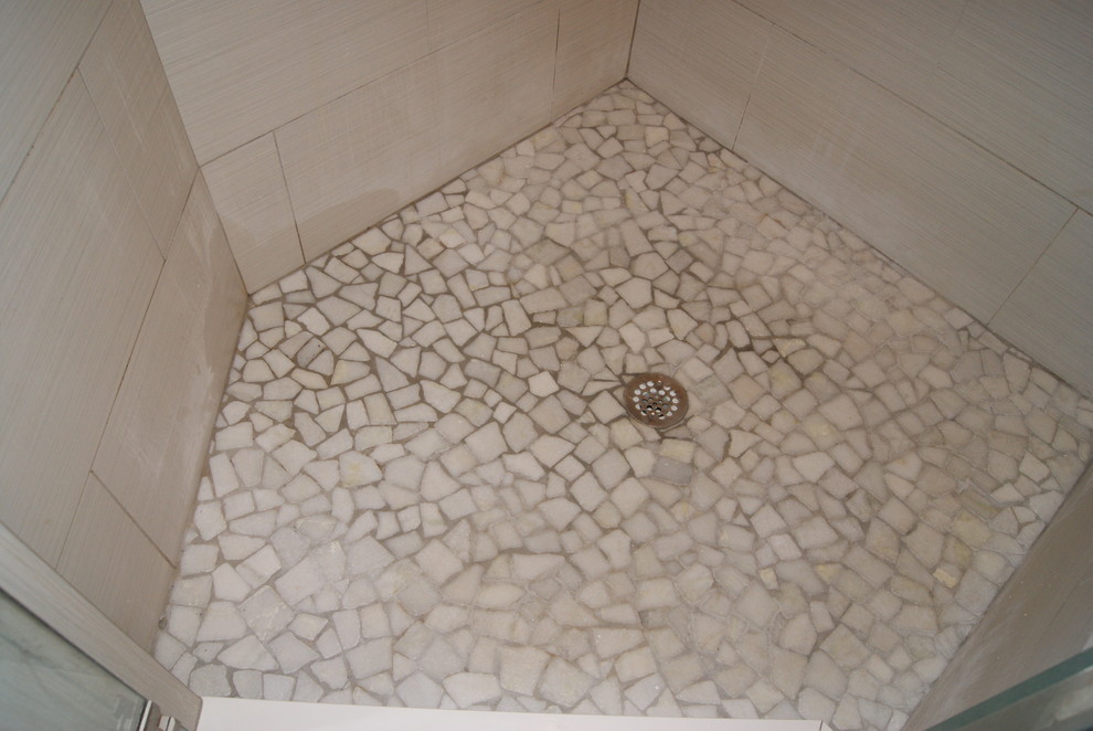 Foto di una stanza da bagno padronale tradizionale di medie dimensioni con lavabo sottopiano, ante con riquadro incassato, ante bianche, doccia ad angolo e WC monopezzo