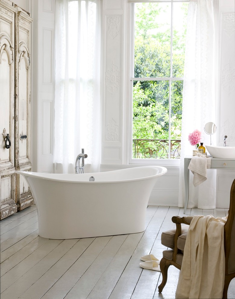 Großes Shabby-Look Badezimmer En Suite mit freistehender Badewanne, weißer Wandfarbe, gebeiztem Holzboden, Aufsatzwaschbecken, Waschtisch aus Holz, weißem Boden und grauer Waschtischplatte in Miami