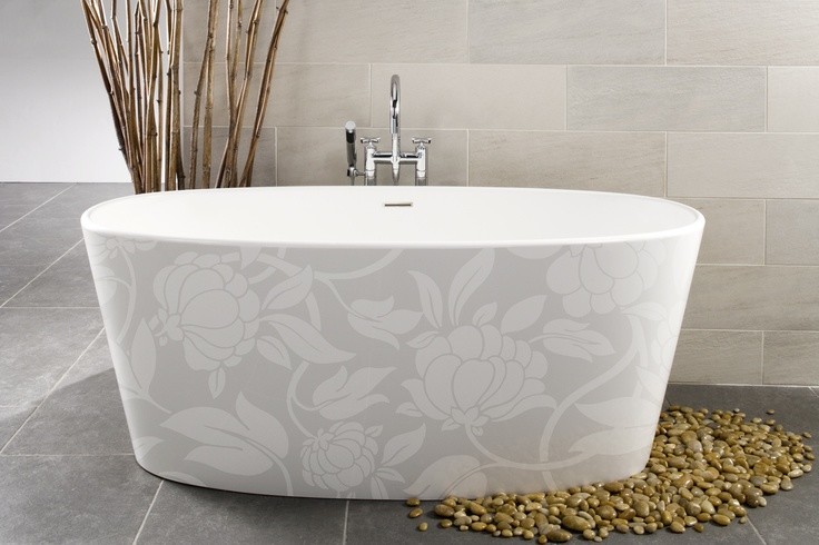 Esempio di una stanza da bagno padronale design di medie dimensioni con vasca freestanding, piastrelle beige, piastrelle in gres porcellanato, pareti beige, pavimento in gres porcellanato e pavimento grigio