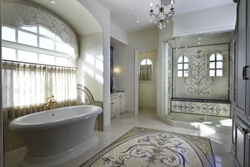 Großes Mediterranes Badezimmer En Suite mit profilierten Schrankfronten, weißen Schränken, freistehender Badewanne, Eckdusche, weißen Fliesen, Mosaikfliesen, grauer Wandfarbe, Mosaik-Bodenfliesen, integriertem Waschbecken, weißem Boden und Falttür-Duschabtrennung in Miami