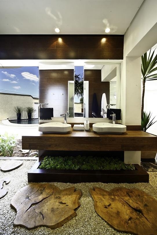 Foto på ett stort tropiskt brun en-suite badrum, med vita väggar, ett fristående handfat, träbänkskiva och grått golv