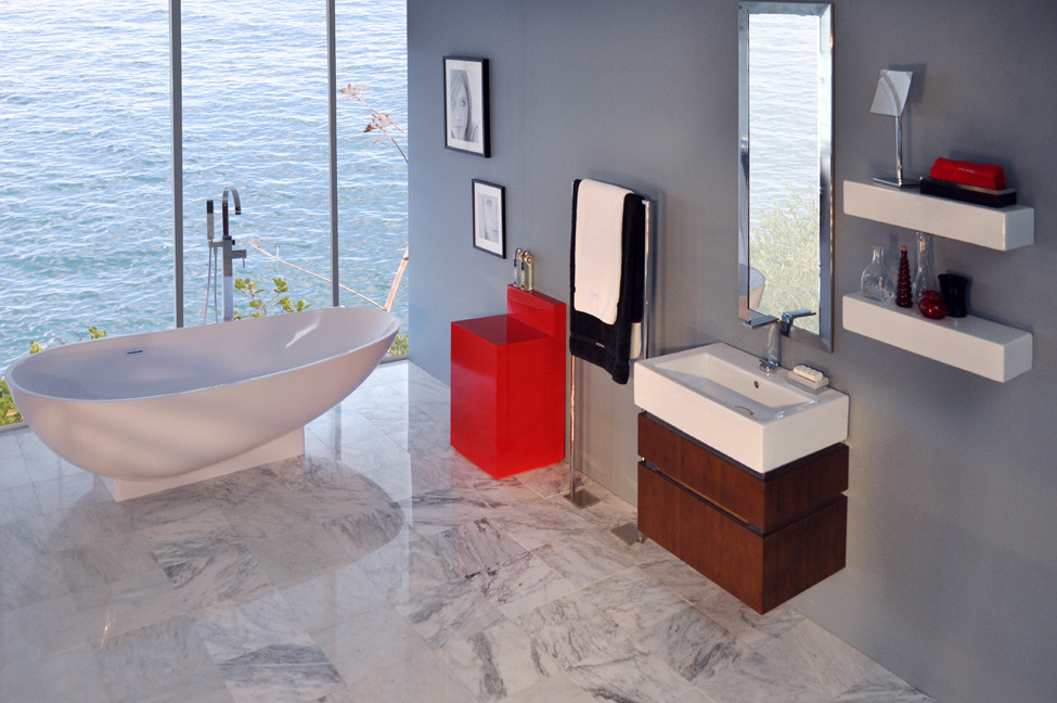 Idées déco pour une grande salle de bain principale moderne en bois foncé avec un placard à porte plane, une baignoire indépendante, un mur gris, un sol en marbre, un lavabo intégré, un plan de toilette en quartz modifié, un sol gris et un plan de toilette blanc.