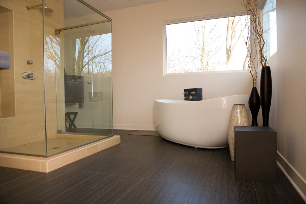 This is an example of a contemporary bathroom in Cincinnati.