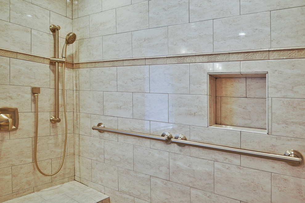 Inredning av ett modernt mycket stort grå grått en-suite badrum, med skåp i mörkt trä, en jacuzzi, en dusch/badkar-kombination, en toalettstol med hel cisternkåpa, beige kakel, beige väggar, ett undermonterad handfat, beiget golv och dusch med duschdraperi