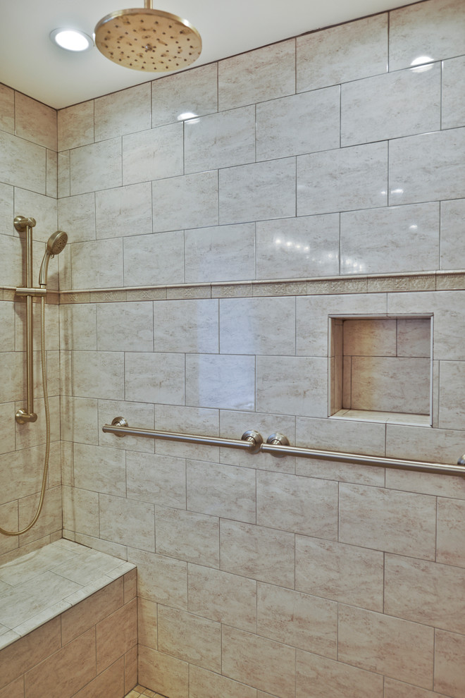 Idéer för ett mycket stort modernt grå en-suite badrum, med skåp i mörkt trä, en jacuzzi, en dusch/badkar-kombination, en toalettstol med hel cisternkåpa, beige kakel, beige väggar, ett undermonterad handfat, beiget golv och dusch med duschdraperi