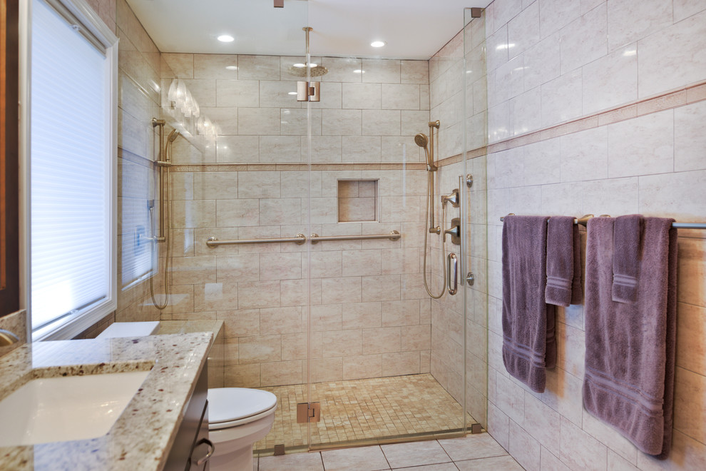 Стильный дизайн: огромная главная ванная комната в стиле модернизм с темными деревянными фасадами, гидромассажной ванной, душем над ванной, унитазом-моноблоком, бежевой плиткой, бежевыми стенами, врезной раковиной, бежевым полом, шторкой для ванной и серой столешницей - последний тренд