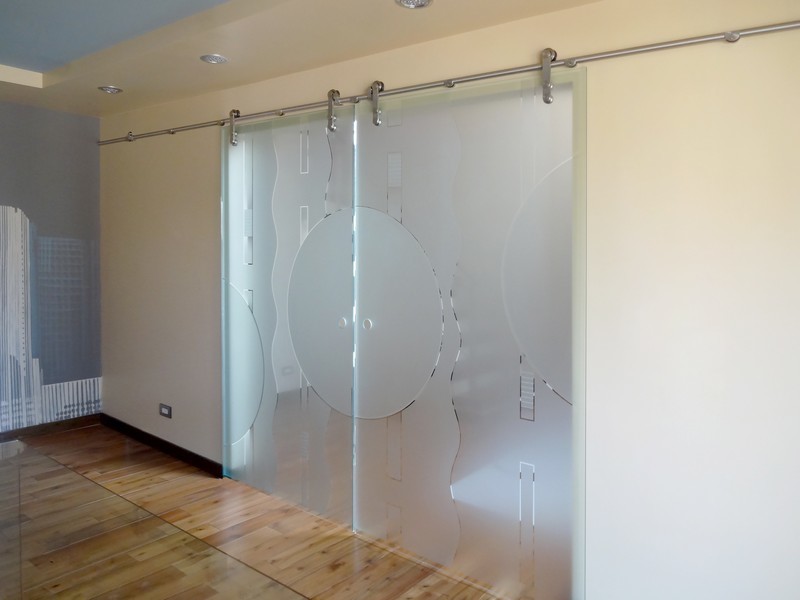 Foto di una grande stanza da bagno minimal con pareti beige e parquet chiaro