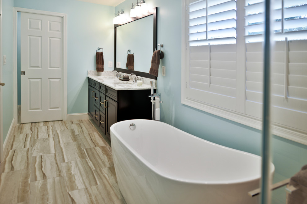 На фото: главная ванная комната среднего размера в стиле модернизм с черными фасадами, унитазом-моноблоком, синими стенами, врезной раковиной, серым полом, душем с распашными дверями и белой столешницей
