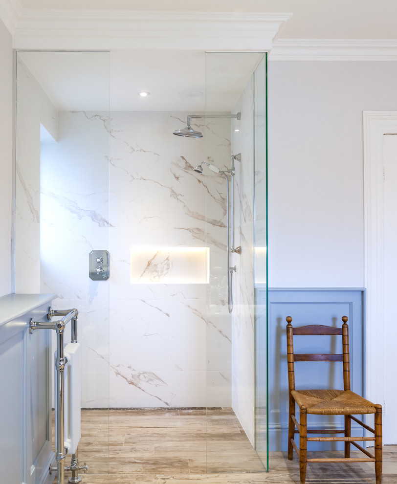 Ispirazione per una stanza da bagno con doccia tradizionale con piastrelle bianche e pavimento beige