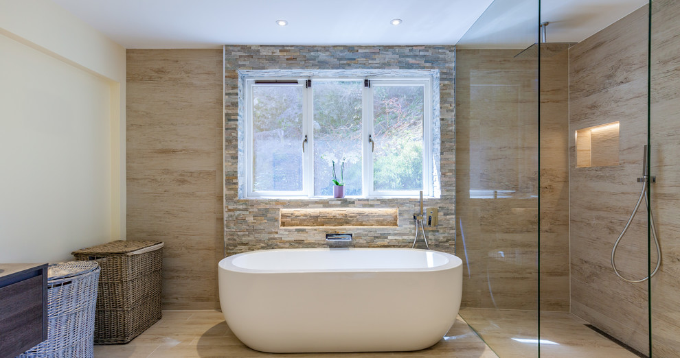 Exempel på ett modernt badrum med dusch, med ett fristående badkar, beige kakel, beige väggar och beiget golv