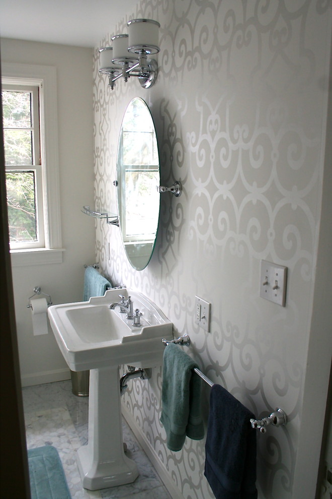 На фото: главная ванная комната среднего размера в классическом стиле с серой плиткой, керамогранитной плиткой, душем в нише, раздельным унитазом, раковиной с пьедесталом, серыми стенами и мраморным полом с