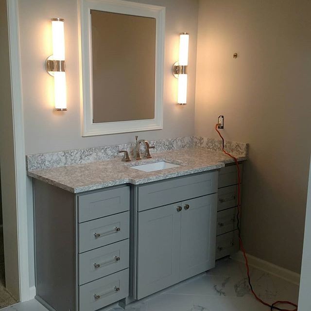 Пример оригинального дизайна: главная ванная комната в современном стиле с столешницей из кварцита