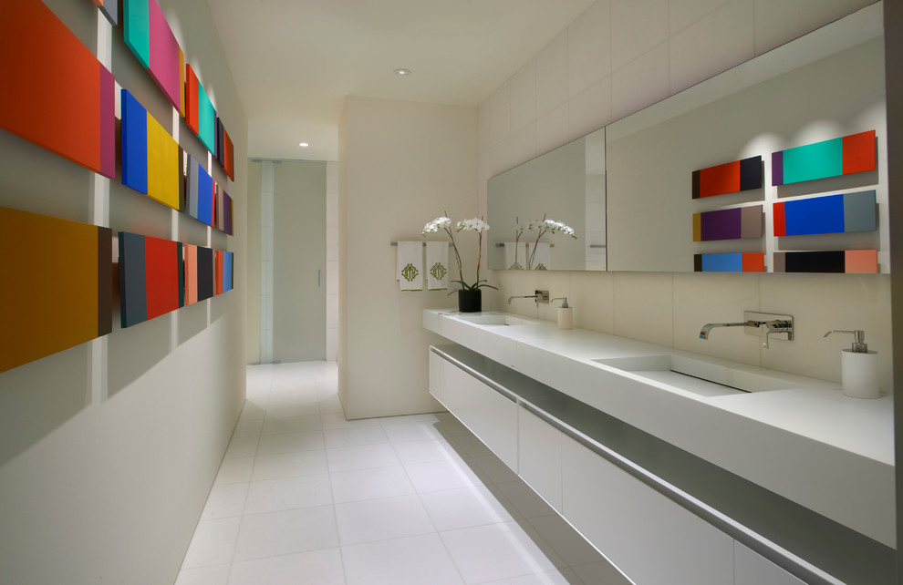 Diseño de cuarto de baño principal actual con lavabo integrado, armarios con paneles lisos y puertas de armario blancas
