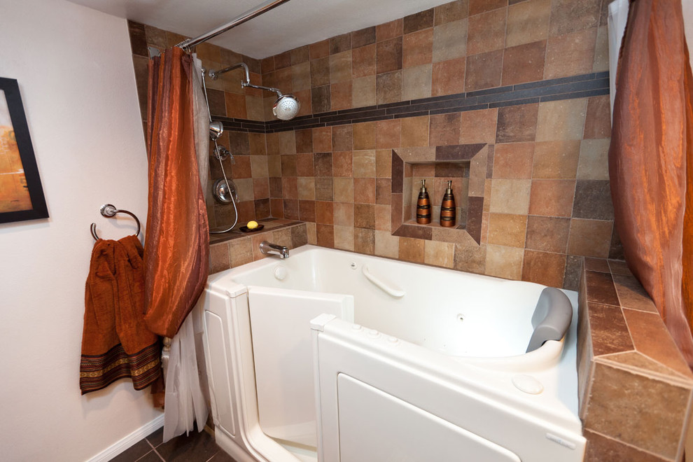 Esempio di una stanza da bagno boho chic con piastrelle multicolore e piastrelle in pietra