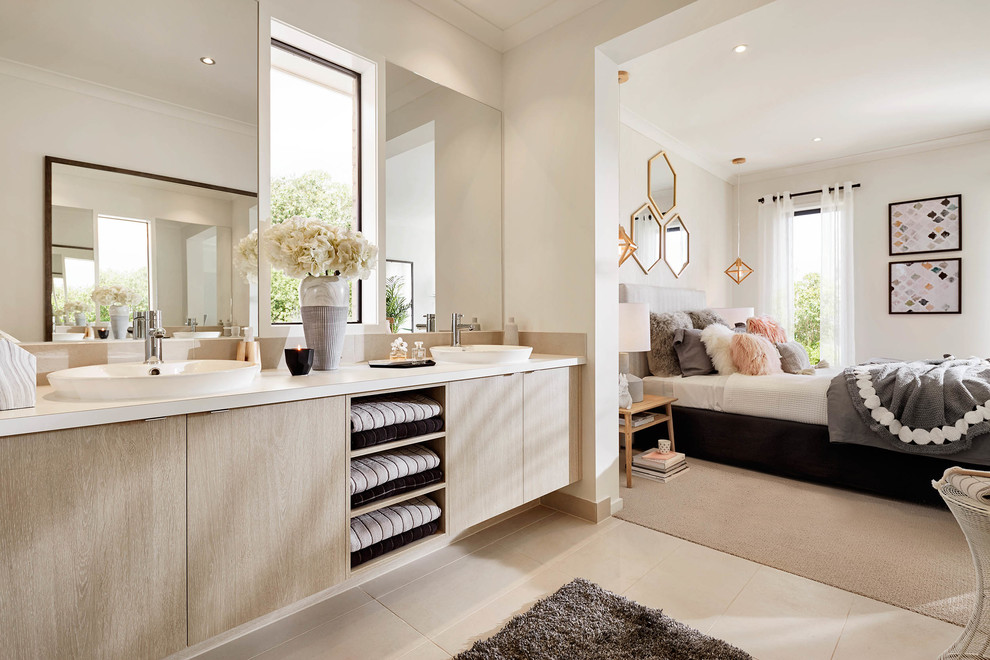 Modernes Badezimmer En Suite mit flächenbündigen Schrankfronten, hellen Holzschränken, weißer Wandfarbe und Einbauwaschbecken in Melbourne