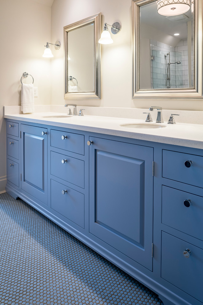 Idee per una stanza da bagno padronale tradizionale di medie dimensioni con ante con bugna sagomata, ante blu, pareti grigie, pavimento con piastrelle in ceramica, lavabo sottopiano, top in quarzo composito, pavimento blu e top bianco