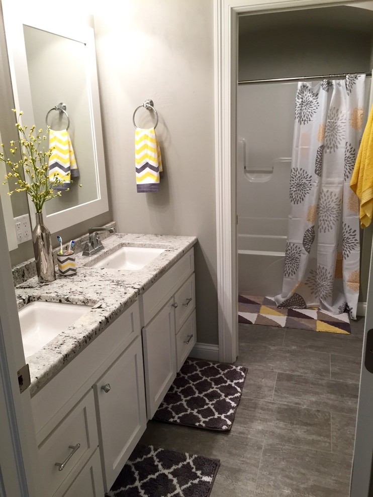Inspiration för ett mellanstort amerikanskt badrum, med ett undermonterad handfat, skåp i shakerstil, vita skåp, granitbänkskiva, en dusch/badkar-kombination, grå kakel, grå väggar och klinkergolv i porslin