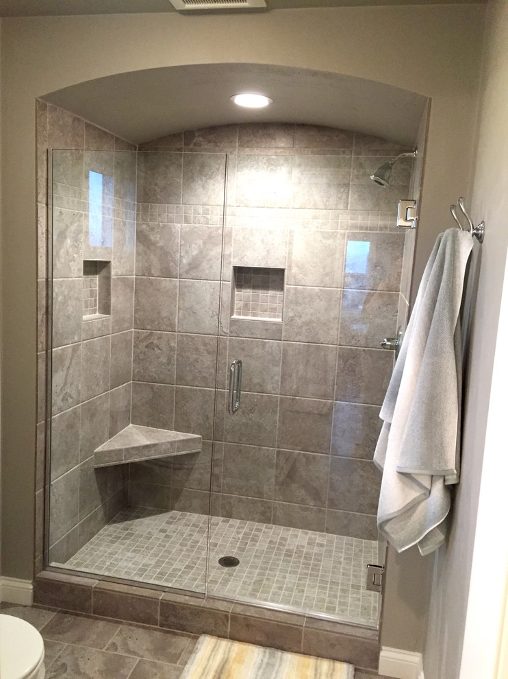 Idéer för ett mellanstort amerikanskt en-suite badrum, med ett undermonterad handfat, skåp i shakerstil, vita skåp, en öppen dusch, grå kakel, keramikplattor, grå väggar och klinkergolv i porslin