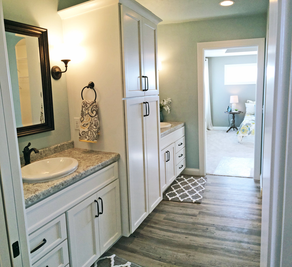 Foto på ett mellanstort funkis en-suite badrum, med ett nedsänkt handfat, skåp i shakerstil, vita skåp och laminatbänkskiva