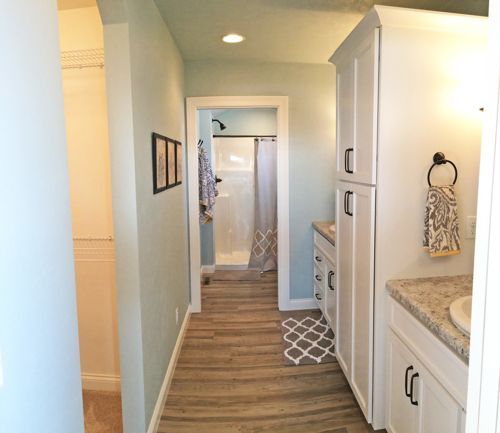 Mittelgroßes Modernes Badezimmer En Suite mit Einbauwaschbecken, Schrankfronten im Shaker-Stil, weißen Schränken und Laminat-Waschtisch in Milwaukee