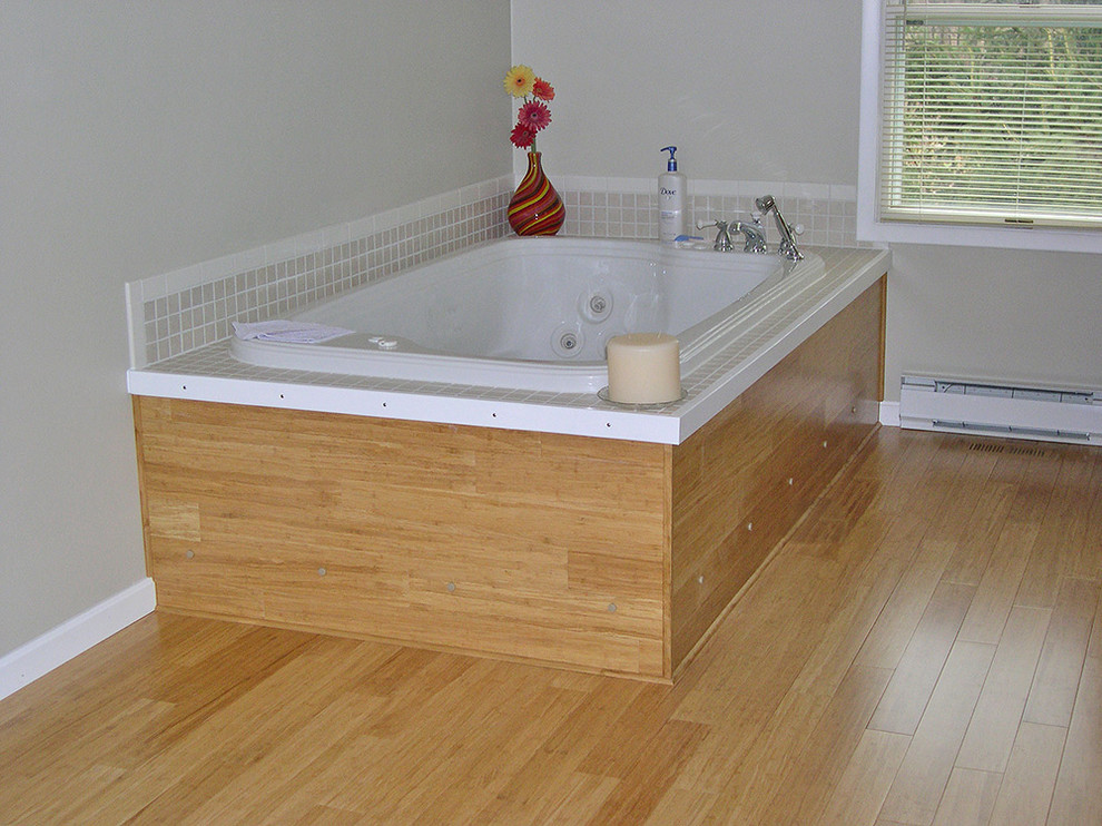 Пример оригинального дизайна: ванная комната в современном стиле с полом из бамбука и желтым полом