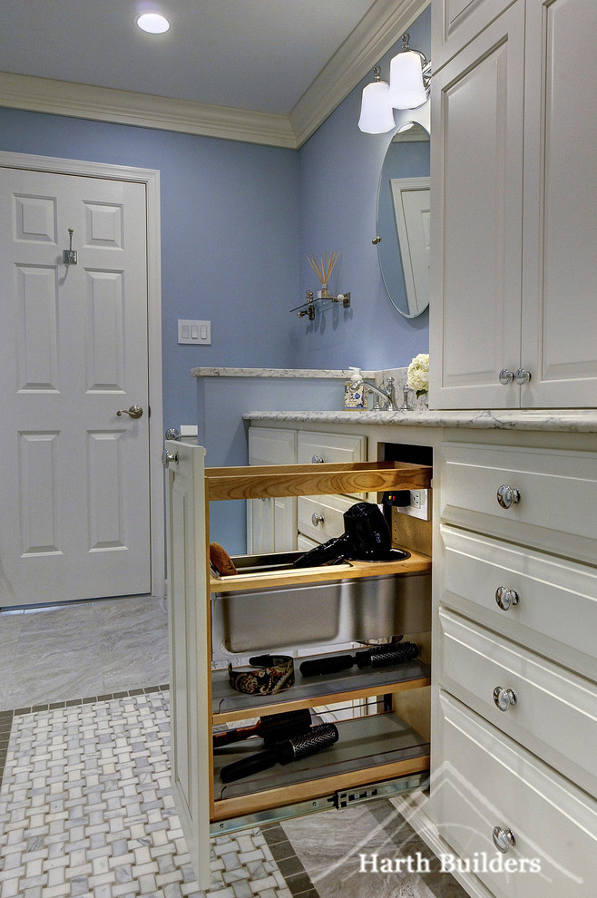 Idée de décoration pour une douche en alcôve principale tradition de taille moyenne avec un placard avec porte à panneau surélevé, des portes de placard blanches, une baignoire en alcôve, WC séparés, un carrelage gris, des carreaux de porcelaine, un mur bleu, un sol en carrelage de porcelaine, un lavabo encastré, un plan de toilette en quartz modifié, un sol gris et une cabine de douche à porte battante.