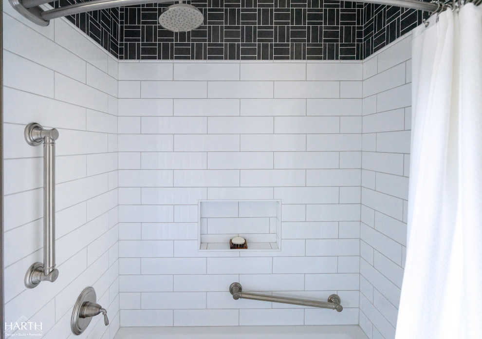 Klassisk inredning av ett mellanstort grå grått badrum med dusch, med skåp i shakerstil, blå skåp, ett badkar i en alkov, en dusch/badkar-kombination, en toalettstol med separat cisternkåpa, vit kakel, tunnelbanekakel, grå väggar, ett undermonterad handfat, bänkskiva i kvarts, dusch med duschdraperi, klinkergolv i porslin och grått golv