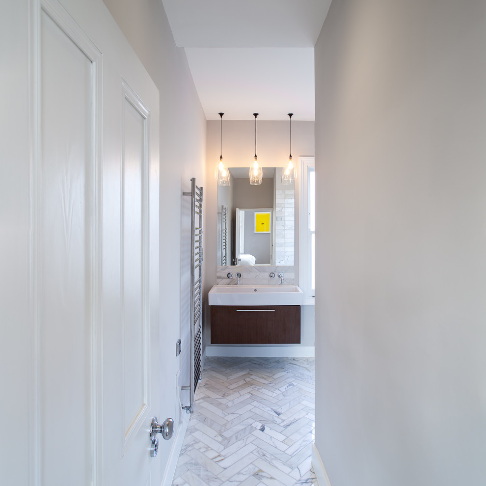 Diseño de cuarto de baño principal actual de tamaño medio con ducha abierta, baldosas y/o azulejos blancos, baldosas y/o azulejos de piedra, paredes blancas, suelo de mármol y lavabo tipo consola