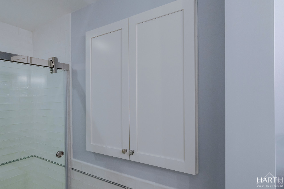 Пример оригинального дизайна: детская ванная комната среднего размера в классическом стиле с фасадами в стиле шейкер, белыми фасадами, ванной в нише, душем над ванной, раздельным унитазом, белой плиткой, плиткой кабанчик, синими стенами, полом из цементной плитки, врезной раковиной, столешницей из искусственного кварца, серым полом, душем с раздвижными дверями, серой столешницей, нишей, тумбой под одну раковину, встроенной тумбой и панелями на стенах