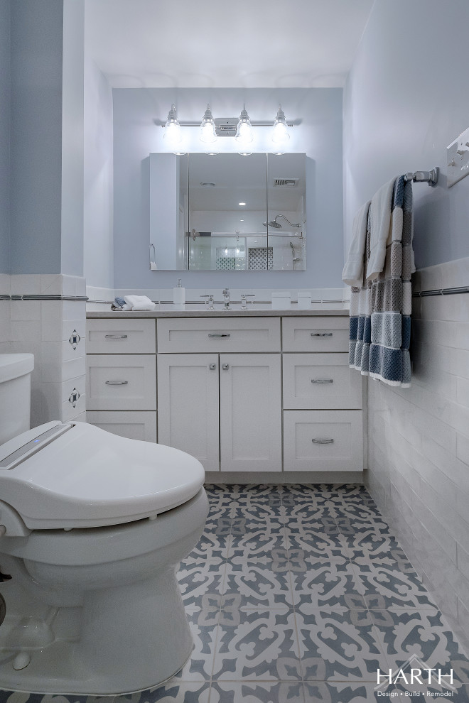 Стильный дизайн: детская ванная комната среднего размера в классическом стиле с фасадами в стиле шейкер, белыми фасадами, ванной в нише, душем над ванной, раздельным унитазом, белой плиткой, плиткой кабанчик, синими стенами, полом из цементной плитки, врезной раковиной, столешницей из искусственного кварца, серым полом, душем с раздвижными дверями, серой столешницей, нишей, тумбой под одну раковину, встроенной тумбой и панелями на стенах - последний тренд
