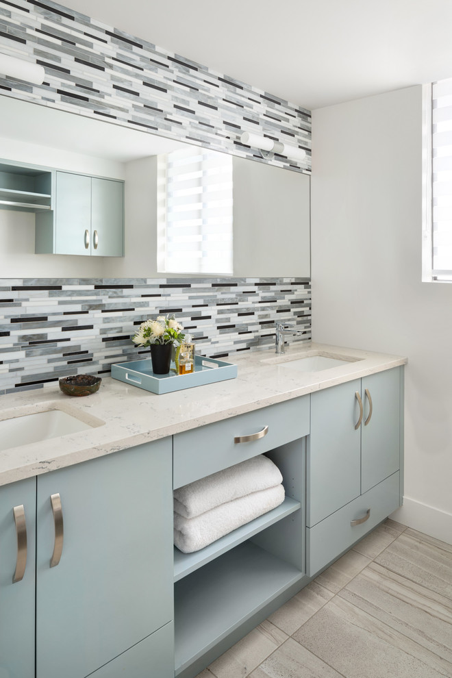 Mid-Century Badezimmer En Suite mit flächenbündigen Schrankfronten, grauen Schränken, weißer Wandfarbe, Porzellan-Bodenfliesen, Unterbauwaschbecken und Quarzwerkstein-Waschtisch in Vancouver